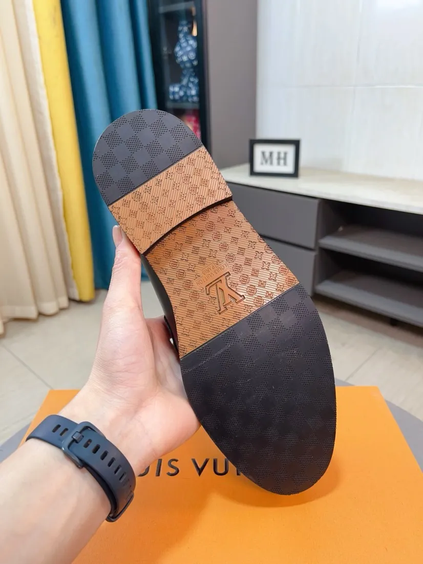 Men's Men's Shoes 💰500🌸🌸【LV】Louis Vuitton's new open-edge pigskin shoes are the most popular classic. Synchronized with the official website, the upper adopts Italian imported upper embossing➕comfortable cowhide lining, fashionable atmosphere, unique brand and unique craftsmanship. Highlighting the hot style of the new year. Stop hesitating, stop wandering, get it now. Code number: 38--44